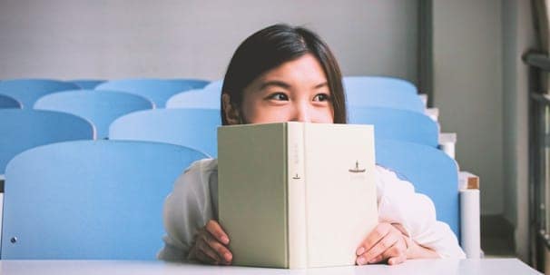 Girl reads acupuncture reviews